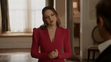 Safiyaa Marisha Asymmetric Heavy Crepe Top porté par Fallon Carrington (Elizabeth Gillies) vu dans Dynasty (S04E01)
