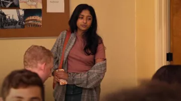 Camiseta de algodón sobre punta usada por Devi Vishwakumar (Maitreyi Ramakrishnan) como se ve en Never Have I Ever (S02E01)