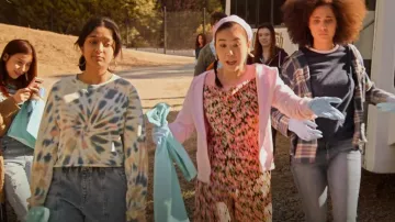 Mother The Loafer Crop Fray Sudadera usada por Devi Vishwakumar (Maitreyi Ramakrishnan) como se ve en Never Have I Ever (S02E01)