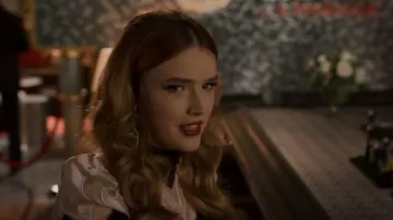 Boucles d’oreilles Elizabeth Cole Everson portées par Kirby Anders (Maddison Brown) vues dans Dynasty (S04E01)