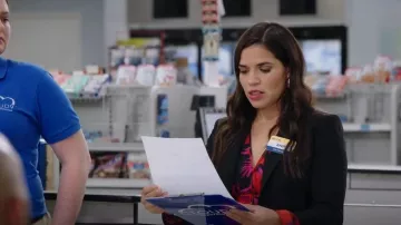 Teoría Carissa Blazer usado por Amy (America Ferrera) como se ve en Superstore (S06E01)