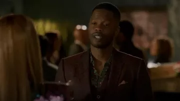 Chemise en sergé imprimée Gucci portée par Jeff Colby (Sam Adegoke) vue dans Dynasty (S04E01)