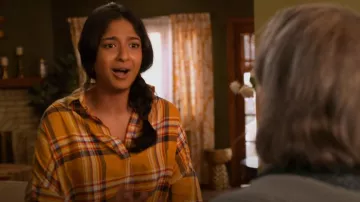 Conexión francesa Rhodes Check Print Popover Camisa usada por Devi Vishwakumar (Maitreyi Ramakrishnan) como se ve en Never Have I Ever (S02E02)