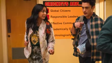 Guess Embellished Animal-Graphic T-Shirt usado por Devi Vishwakumar (Maitreyi Ramakrishnan) como se ve en Never Have I Ever (S02E03)