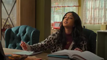 Sanctuary Play Cardigan Dark Exploded Spots usado por Devi Vishwakumar (Maitreyi Ramakrishnan) como se ve en Never Have I Ever (S02E03)