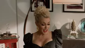 Boucles d’oreilles Lizzie Fortunato Gold Tone Nonna Rosa portées par Alexis Carrington (Elaine Hendrix) vues dans Dynasty (S04E02)