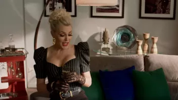 Ceinture en cuir Versace portée par Alexis Carrington (Elaine Hendrix) vue dans Dynasty (S04E02)
