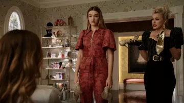 Sea Mimi Floral Denim Wide Leg Jumpsuit usado por Kirby Anders (Maddison Brown) como se ve en Dynasty (S04E02)
