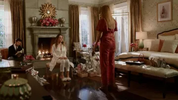 Bottes Stuart Weitzman Veruka portées par Kirby Anders (Maddison Brown) comme on le voit dans Dynasty (S04E02)