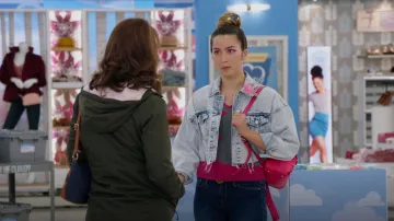 Forever 21 Croppped Acid Wash Denim Jacket porté par Cheyenne (Nichole Bloom) vu dans Superstore (S06E07)