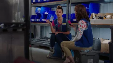 Ugg Short Boot avec genuine Shearling Trim porté par Cheyenne (Nichole Bloom) comme vu dans Superstore (S06E07)