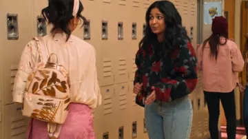 We The Free Firecracker Flare Jeans usado por Devi Vishwakumar (Maitreyi Ramakrishnan) como se ve en Never Have I Ever (S02E04)