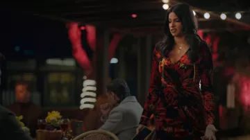 Guess Rhapsody Velour Dress usado por Kamala (Richa Moorjani) como se ve en Never Have I Ever (S02E04)