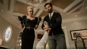 Thom Browne Classic Tailored Pantalones usados por Sam Jones (Rafael de la Fuente) como se ve en Dinastía (S04E02)