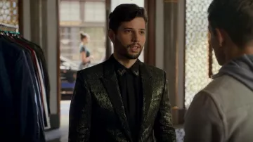 Chemise à col embelli Saint Laurent portée par Sam Jones (Rafael de la Fuente) vue dans Dynasty (S04E02)