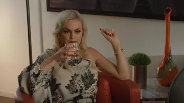 Hellessy Renata One Sleeve Tiger Print Top usado por Alexis Carrington (Elaine Hendrix) como se ve en Dynasty (S04E03)