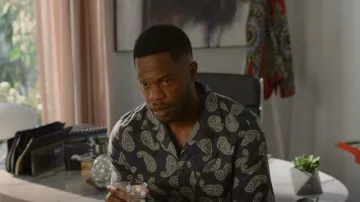 Salvatore Ferragamo Paisley Estampado Camisa de algodón usada por Jeff Colby (Sam Adegoke) como se ve en Dinastía (S04E03)