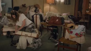 Vestido de patinador MIDI de ASOS con detalle de hombro bordado usado por Alexis Rose (Annie Murphy) como se ve en Schitt's Creek (S06E01)