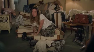 UGG® Classic Mini Fluff Genuine Shearling Bootie usado por Alexis Rose (Annie Murphy) como se ve en Schitt's Creek (S06E01)