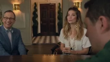Anthropologie Block Letter Monogram Necklace usado por Alexis Rose (Annie Murphy) como se ve en Schitt's Creek (S06E01)