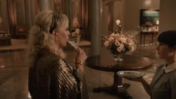 Shashi Sasha Headband porté par Alexis Carrington (Elaine Hendrix) vu dans Dynasty (S04E03)