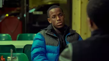 Chaqueta Puffer azul y negra para hombre de Jamie (Micheal Ward) en Top Boy (S02E03)