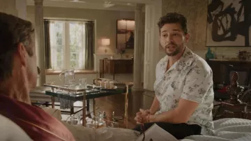 Off White Paperclip Print Shirt usado por Sam Jones (Rafael de la Fuente) como se ve en Dinastía (S04E03)