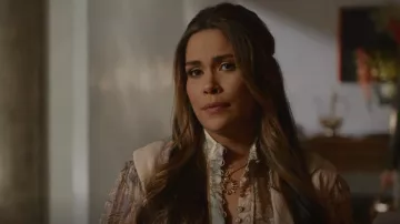 Calvin Klein Long Gilet Neutre porté par Cristal Carrington (Daniella Alonso) vu dans Dynasty (S04E03)