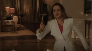 Materiel Manteau asymétrique à double poitrine porté par Fallon Carrington (Elizabeth Gillies) tel que vu dans Dynasty (S04E03)