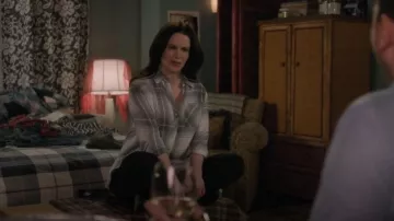 Camisa Rails Hunter en white pepper usada por Stevie Budd (Emily Hampshire) como se ve en Schitt's Creek (S06E03)