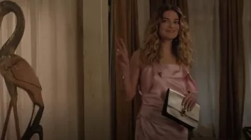 Proenza Schouler Lunchbag Clutch usado por Alexis Rose (Annie Murphy) como se ve en Schitt's Creek (S06E03)