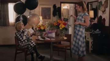 Paper London Check Print Vestido de seda midi usado por Alexis Rose (Annie Murphy) como se ve en Schitt's Creek (S06E06)
