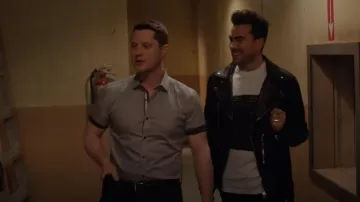 Acne Studios Nate Moto Jacket usado por David Rose (Daniel Levy) como se ve en Schitt's Creek (S06E06)