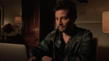 Derek Rose Tasseled Belt Robe usado por Sam Jones (Rafael de la Fuente) como se ve en Dinastía (S04E04)