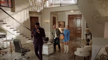 Sac à main en cuir Louis Vuitton Alma porté par Fallon Carrington (Elizabeth Gillies) vu dans Dynasty (S04E04)