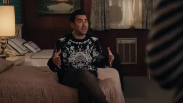 Sudadera Givenchy Tattoo usada por David Rose (Daniel Levy) como se ve en Schitt's Creek (S06E09)