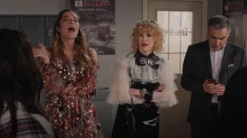 Alexander McQueen Cold SHoulder Metallic Chiffon Mini Vestido usado por Alexis Rose (Annie Murphy) como se ve en Schitt's Creek (S06E11)