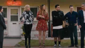 Vestido de Alexis Jaila usado por Alexis Rose (Annie Murphy) como se ve en Schitt's Creek (S06E12)