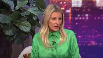 Halpern Polka-dot satin Mini Shirt Robe portée par Morgan Stewart comme on le voit dans E! News Daily Pop le 01 septembre 2022