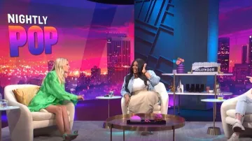 Amina Muaddi Begum Satin Crystal Buckle Mules portées par Morgan Stewart comme on le voit dans E! News Daily Pop le 01 septembre 2022