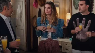 BLANKNYC Puff-Sleeve Chaqueta vaquera recortada usada por Alexis Rose (Annie Murphy) como se ve en Schitt's Creek (S06E13)