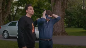 Sudadera de manga larga con estampado de fuego blanquecino usada por David Rose (Daniel Levy) como se ve en Schitt's Creek (S06E13)
