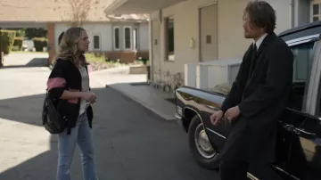 Mother The Hustler Jeans In Petal Plucker usado por (Madison Iseman) como se ve en American Horror Stories (S02E07)