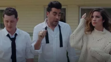 Thom Browne 4 Bar Oxford Shirt usado por David Rose (Daniel Levy) como se ve en Schitt's Creek (S06E14)