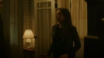 Veste IRO Han portée par Lois Lane (Bitsie Tulloch) vue dans Superman & Lois (S01E04)