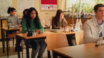 Abunda el suéter de punto de cuello redondo texturizado usado por Devi Vishwakumar (Maitreyi Ramakrishnan) como se ve en Never Have I Ever (S02E05)