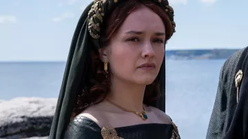 Bijoux portés par la reine Alicent Hightower (Olivia Cooke) dans House of the Dragon (S01E02)