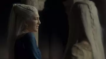 Boucles d’oreilles portées par la princesse Rhaenys Velaryon (Eve Best) vues dans la série télévisée House of the Dragon (saison 1)