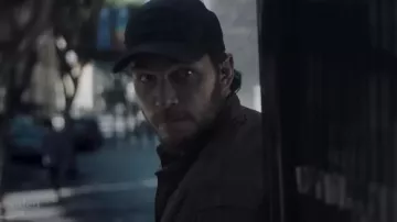 Casquette Black Rifle Coffee Company Hat Trucker portée par James Reece (Chris Pratt) comme on le voit dans les tenues de la série télévisée The Terminal List (saison 1)