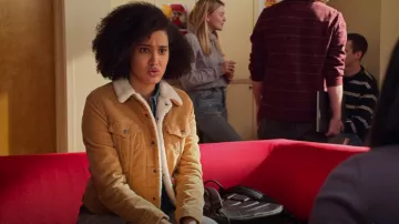Chaqueta de camión de pana original de Levi's usada por Fabiola Torres (Lee Rodriguez) como se ve en Never Have I Ever (S02E06)